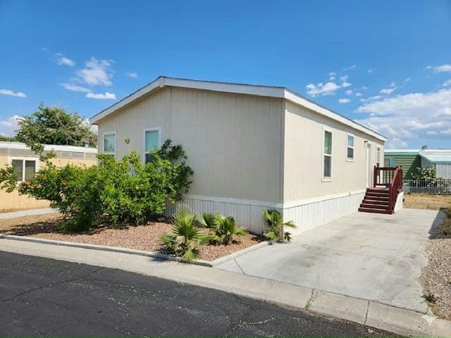 Manufactured home in Las Vegas, NV 89104