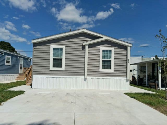 Manufactured home in Largo, FL 33773