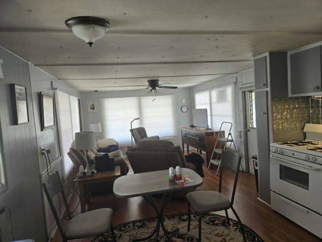 Manufactured home in St. Petersburg, FL 33709
