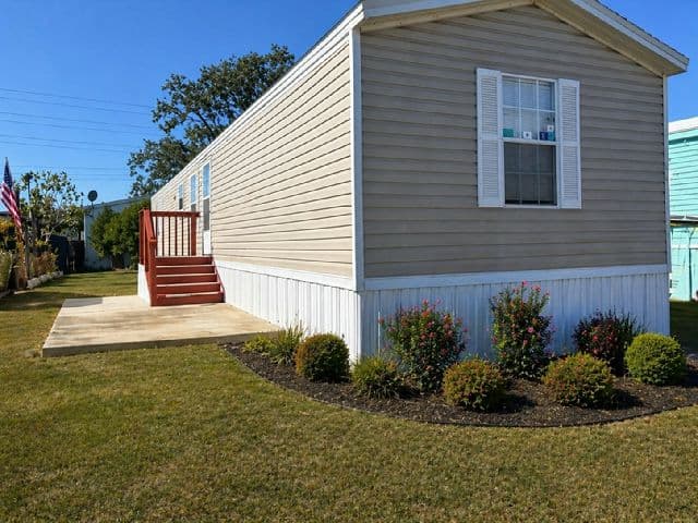 Manufactured home in Tampa, FL 33637