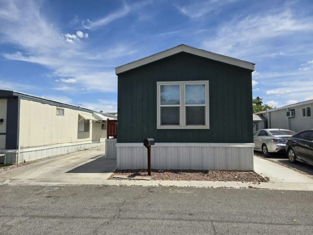 Manufactured home in Las Vegas, NV 89121