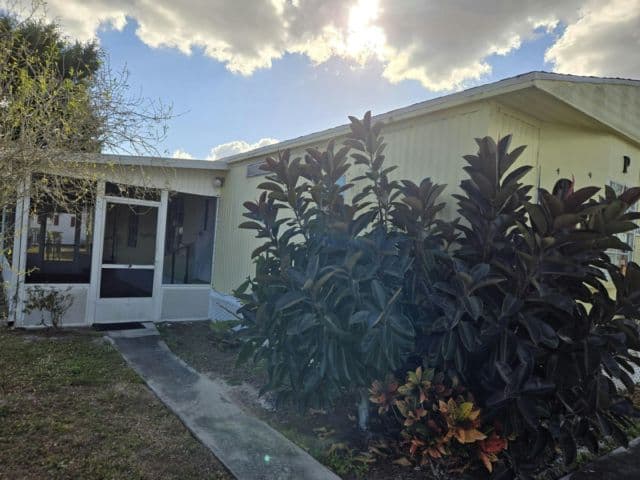 Manufactured home in Stuart, FL 34997