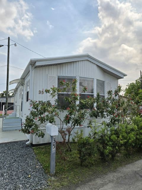 Manufactured home in Miami, FL 33170