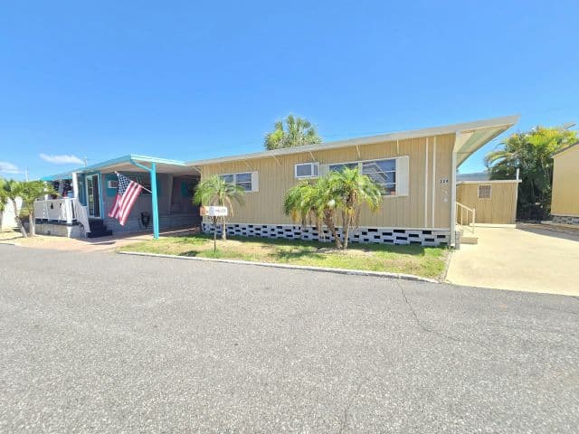 Manufactured home in South Pasadena, FL 33707