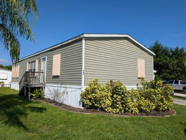 Manufactured home in Palm Beach Gardens, FL 33410