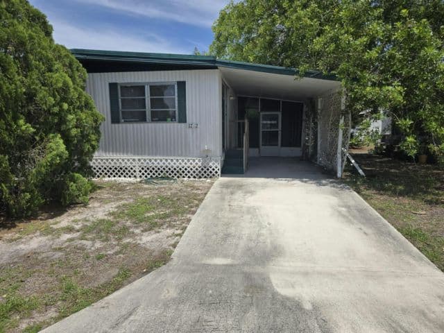 Manufactured home in Stuart, FL 34997