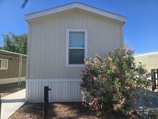 Manufactured home in Las Vegas, NV 89104