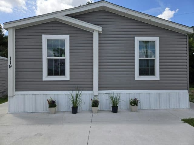 Manufactured home in Palmetto, FL 34221