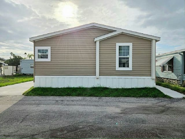 Manufactured home in St. Petersburg, FL 33709