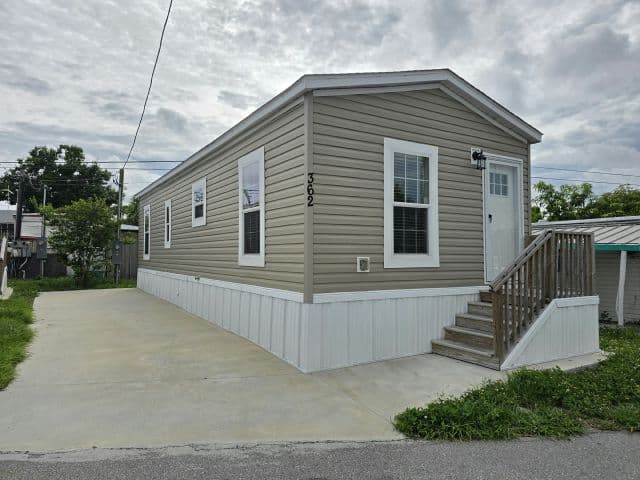Manufactured home in St. Petersburg, FL 33714