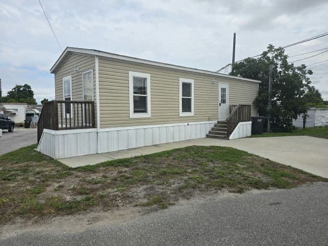 Manufactured home in St. Petersburg, FL 33714
