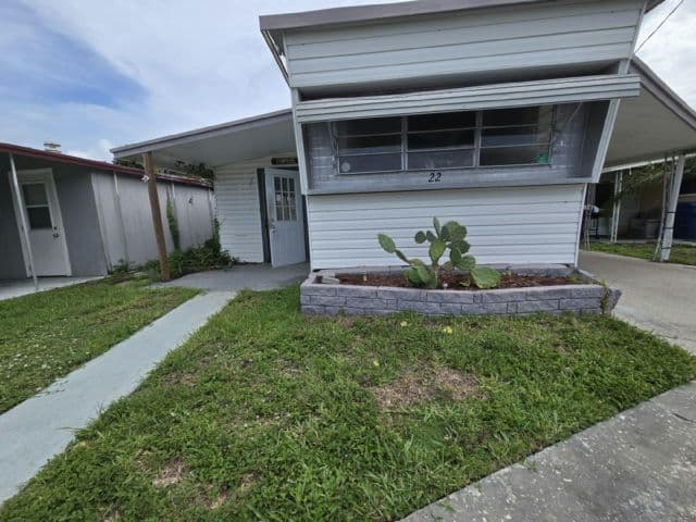 Manufactured home in Largo, FL 33773
