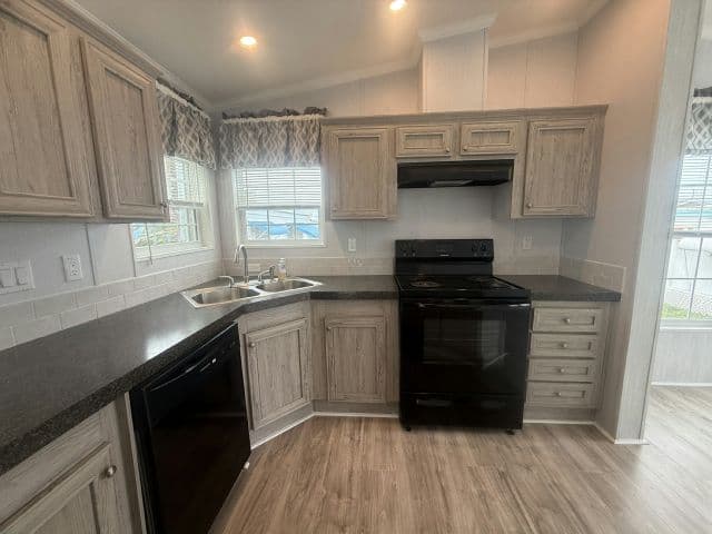 Manufactured home in St. Petersburg, FL 33709