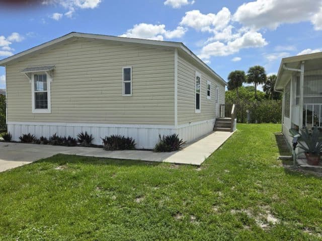 Manufactured home in Stuart, FL 34997