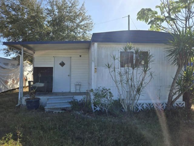 Manufactured home in Palmetto, FL 34221