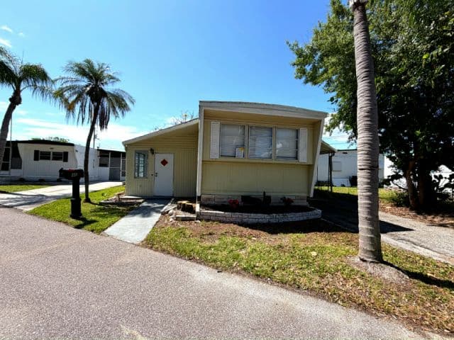 Manufactured home in Clearwater, FL 33759