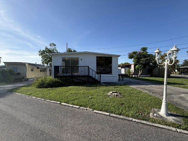 Manufactured home in Clearwater, FL 33759