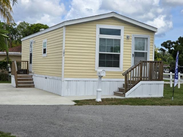 Manufactured home in St. Petersburg, FL 33714