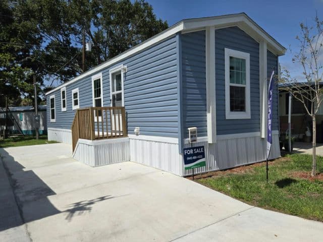 Manufactured home in Nokomis, FL 34275