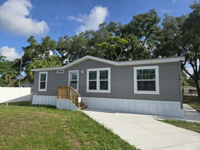 Manufactured home in Bradenton, FL 34203