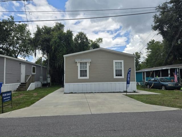 Manufactured home in Lutz, FL 33549