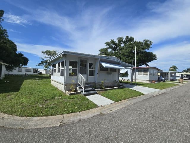 Manufactured home in Clearwater, FL 33764
