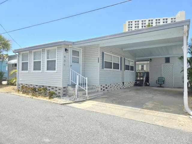 Manufactured home in South Pasadena, FL 33707