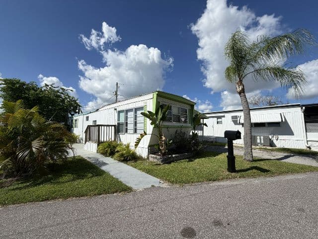 Manufactured home in Clearwater, FL 33759