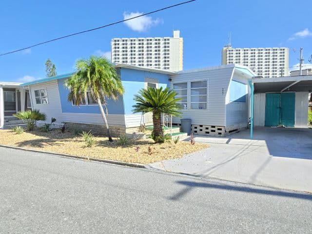 Manufactured home in South Pasadena, FL 33707