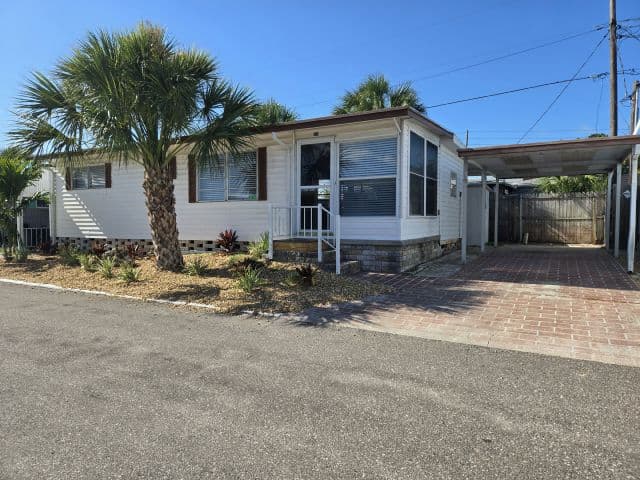 Manufactured home in South Pasadena, FL 33707