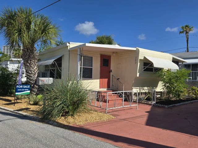 Manufactured home in South Pasadena, FL 33707
