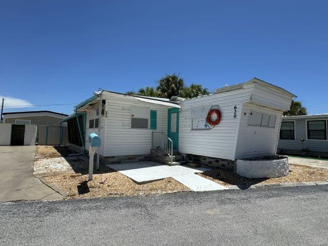 Manufactured home in South Pasadena, FL 33707