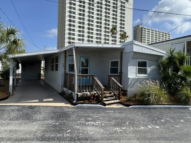 Manufactured home in South Pasadena, FL 33707