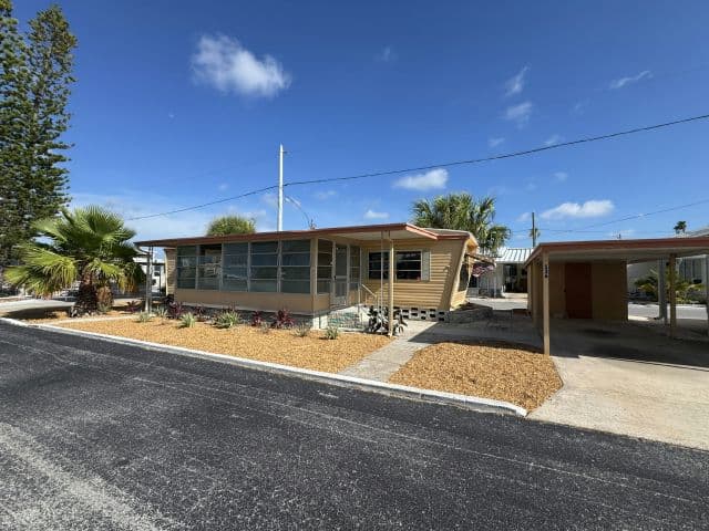Manufactured home in South Pasadena, FL 33707