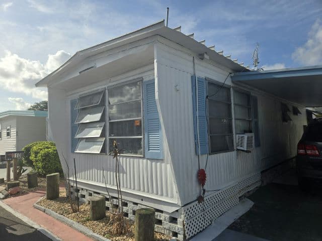 Manufactured home in St. Petersburg, FL 33709
