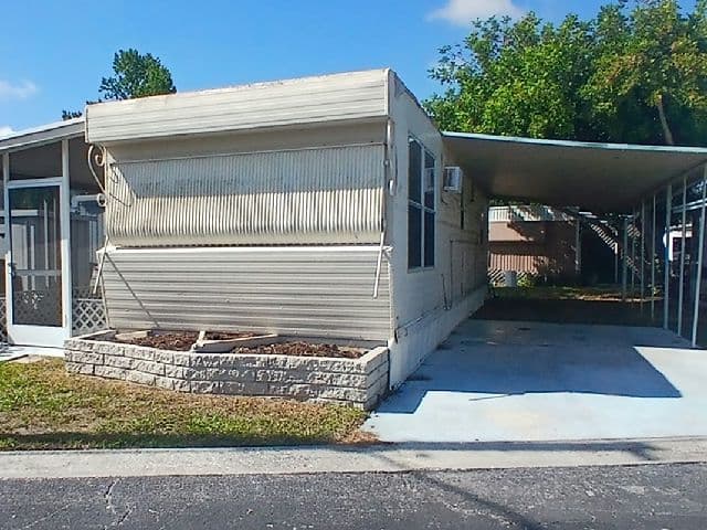 Manufactured home in Largo, FL 33773