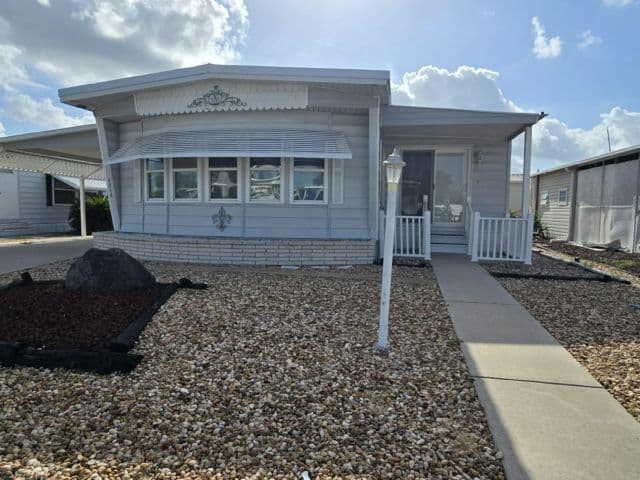 Manufactured home in Bradenton, FL 34207