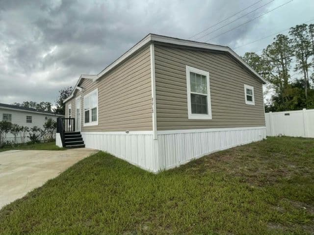 Manufactured home in Tampa, FL 33637
