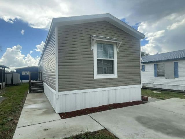 Manufactured home in Tampa, FL 33637