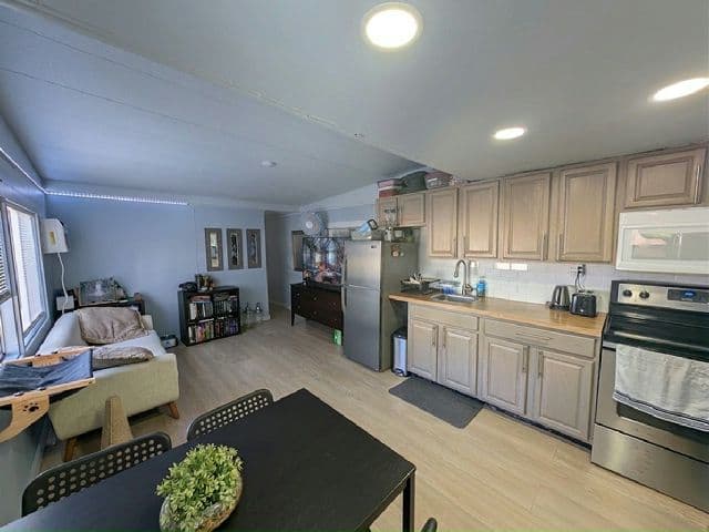 Manufactured home in Palm Beach Gardens, FL 33410