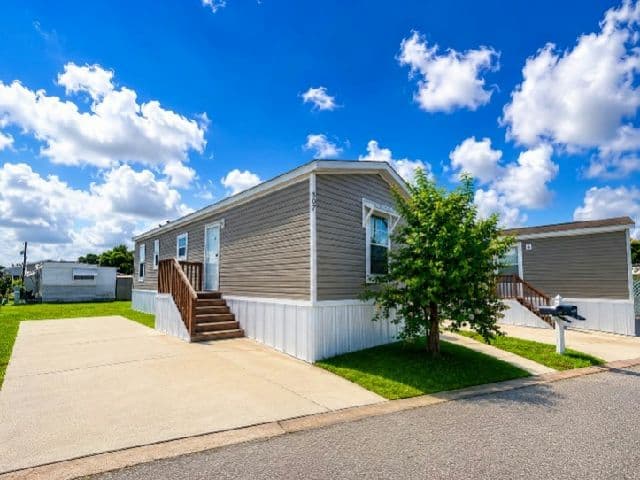 Manufactured home in St. Petersburg, FL 33714