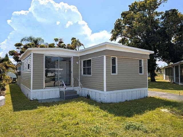 Manufactured home in Palm Beach Gardens, FL 33410