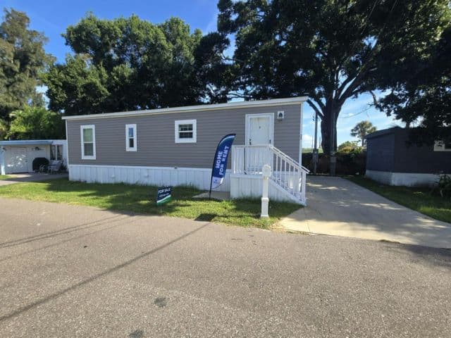 Manufactured home in Largo, FL 33778