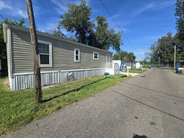 Manufactured home in Largo, FL 33778