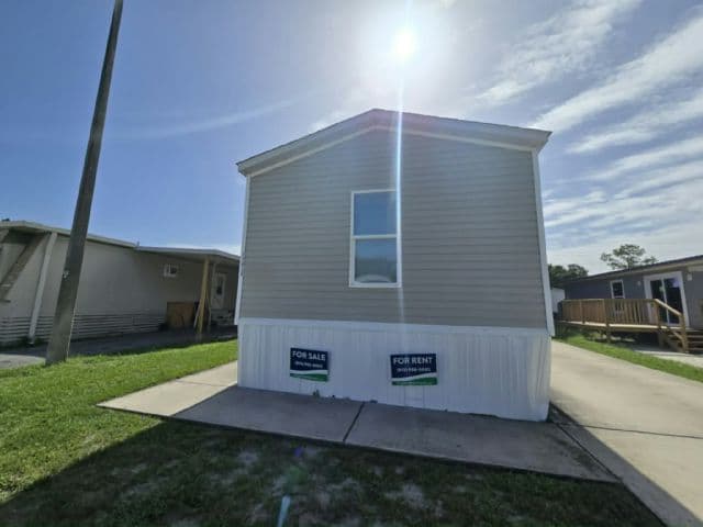 Manufactured home in Tampa, FL 33637