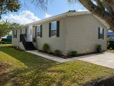 Manufactured home in Stuart, FL 34997
