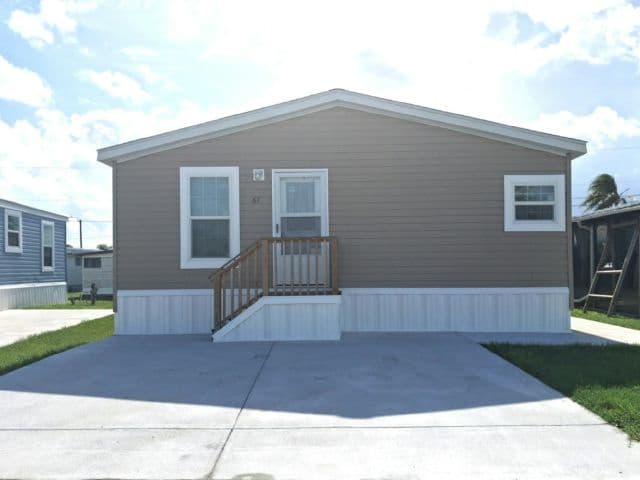 Manufactured home in Largo, FL 33773