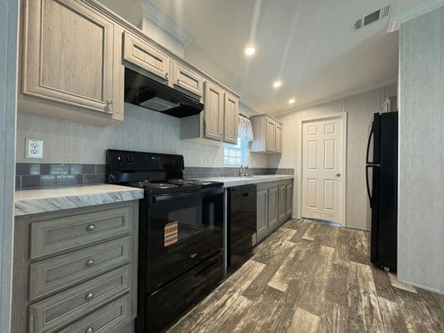 Manufactured home in Largo, FL 33778