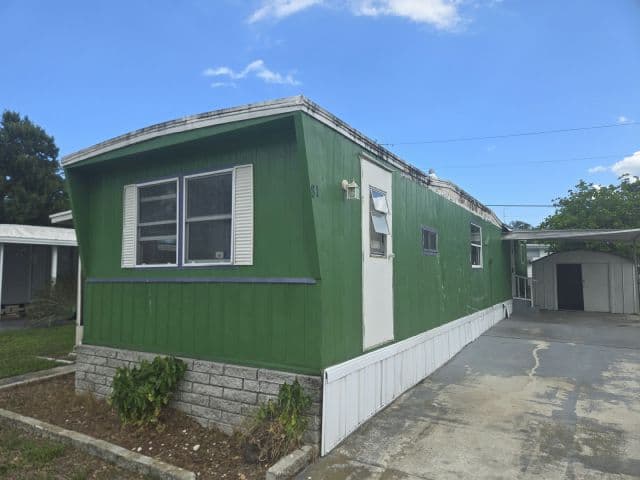 Manufactured home in St. Petersburg, FL 33702