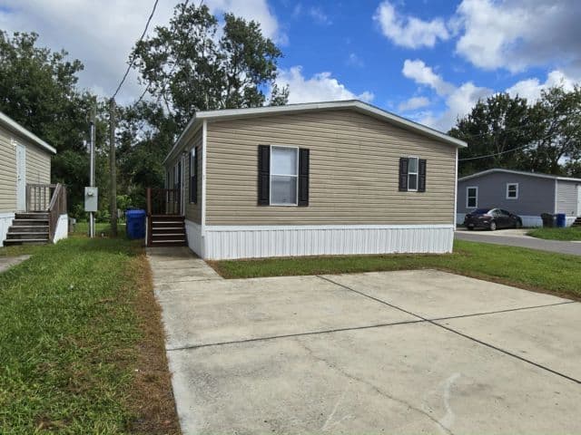 Manufactured home in Lutz, FL 33549